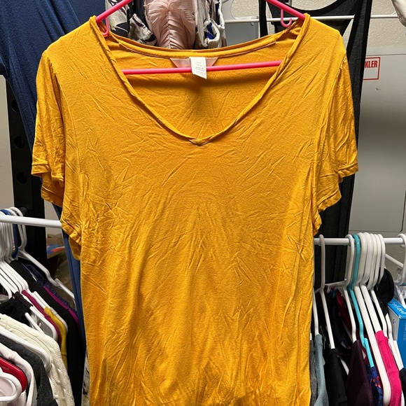 ✅4/$25✅ H&M Mustard Yellow Flutter Sleeve Maternity Tee - Picture 1 of 5